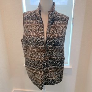 Women’s zippered, reversible vest.